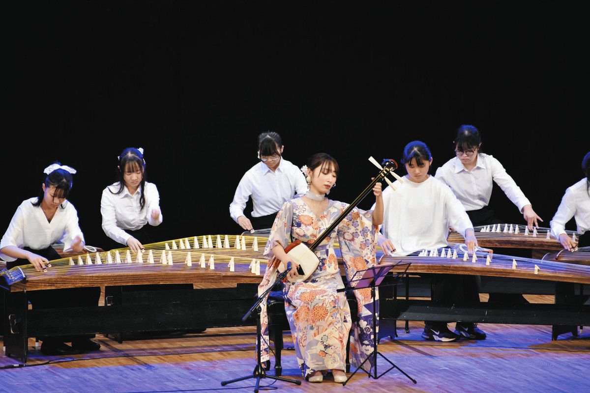 母校生徒に三味線の音色 津高出身の駒田さん、芸術鑑賞会で披露：中日