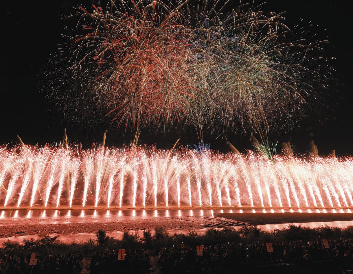 特大のスターマインが岐阜の夜空を彩ったぎふ長良川花火大会