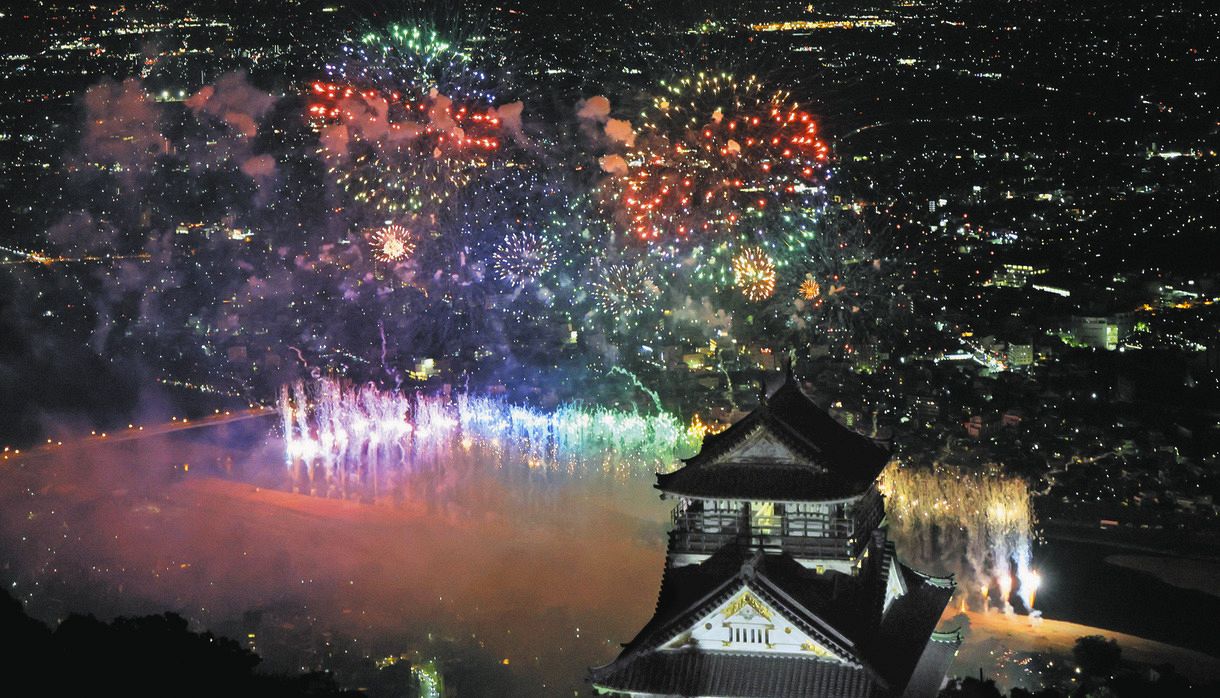 長良川河畔を彩る大輪の花火。手前は岐阜城=10日夜、岐阜市で、本社ヘリ「わかづる」から(長塚律撮影)