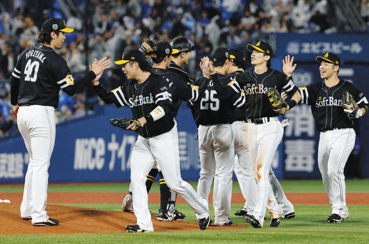 DeNAに連勝し、喜び合う川村（左から2人目）らソフトバンクナイン