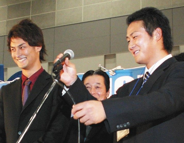 笑顔を見せるダルビッシュと１年目の中田翔内野手＝２００８年１月１９日