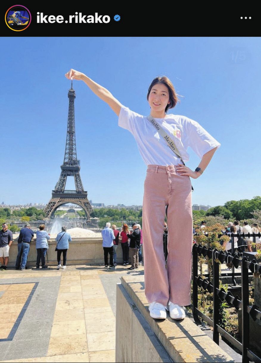 写真】池江璃花子、エッフェル塔の先端をつまんで笑顔：中日スポーツ