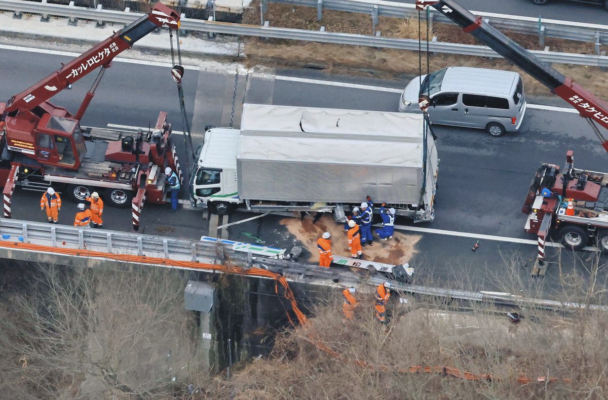 愛知県岡崎市の東名高速、トラックが高架から落ちかかる事故：中日新聞Web
