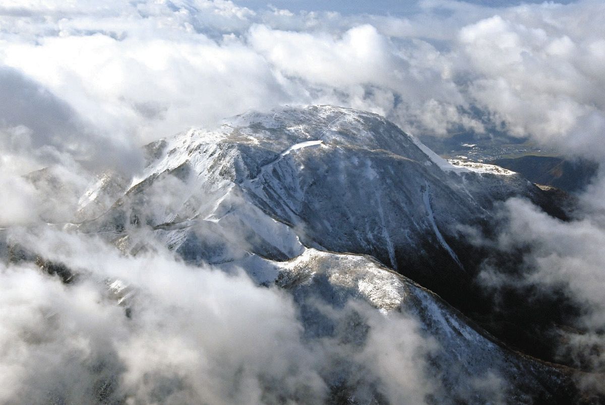 一気に冷え込み…伊吹山で初冠雪 昨年より12日早く：中日新聞Web