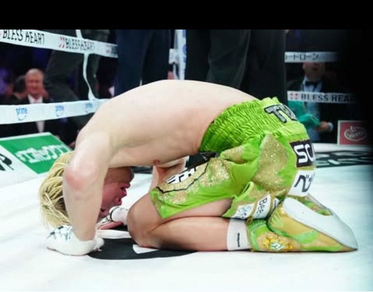 那須川天心クッション美品✨ ◇那須川天心、リングで膝をつき…【実際の投稿】：中日スポーツ・東京