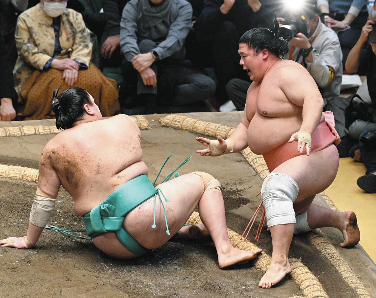 宇良、執念でつかんだ新年初白星、一山本を押し倒し。「当たり続け