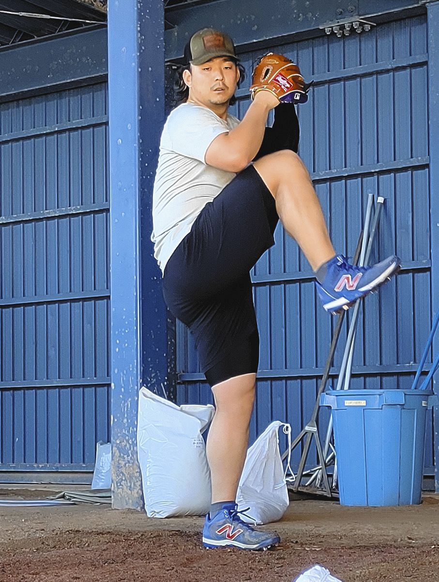 ◇小笠原慎之介、『キャッチャーミットを殴るイメージ』“コブラ投法”で