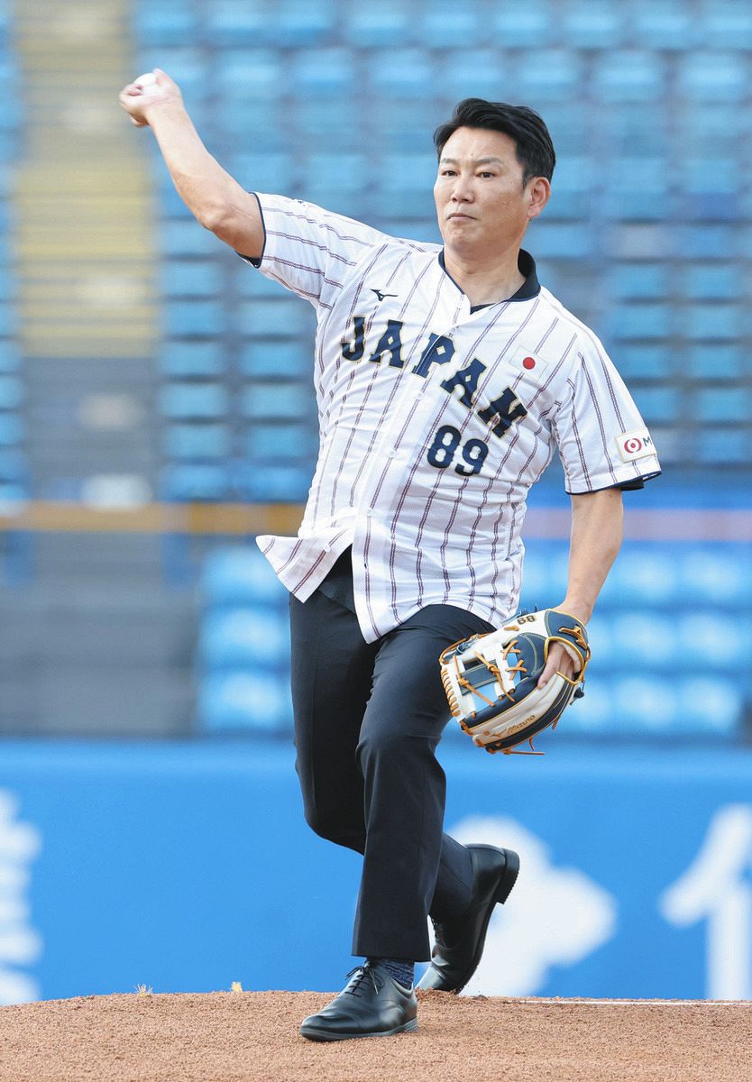 侍ジャパン」井端監督、日米大学野球で始球式 背番号「89」ユニで
