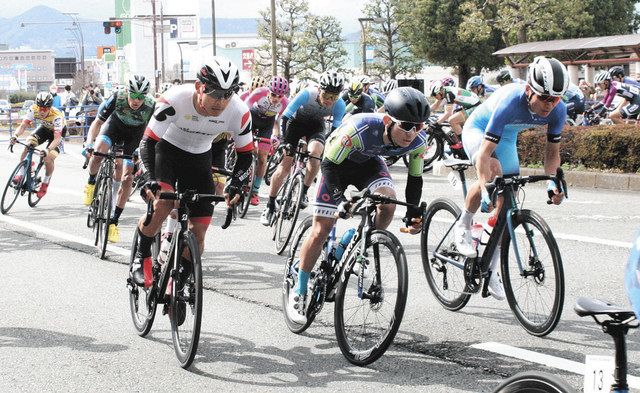 大迫力 駆け抜ける集団 富士の中心部で自転車レース 中日新聞しずおかweb