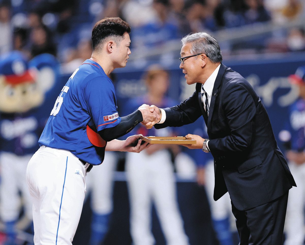 中日ドラゴンズ　細川成也　7月度月間MVP受賞記念　直筆サインフォトパネル 中日の細川成也、ヤクルト戦前に7月度の「大樹生命月間MVP賞」表彰式