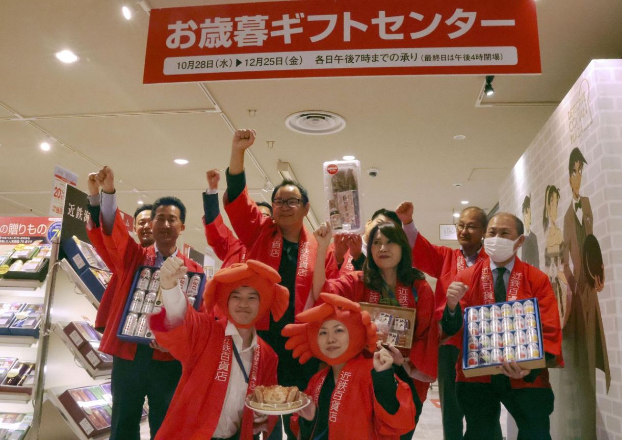 　お歳暮商戦に向け、近鉄百貨店本店で気勢を上げるスタッフ＝２８日午前、大阪市