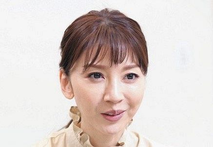 元女優の58歳・君島十和子さん、ルーブル美術館の中庭にたたずむ