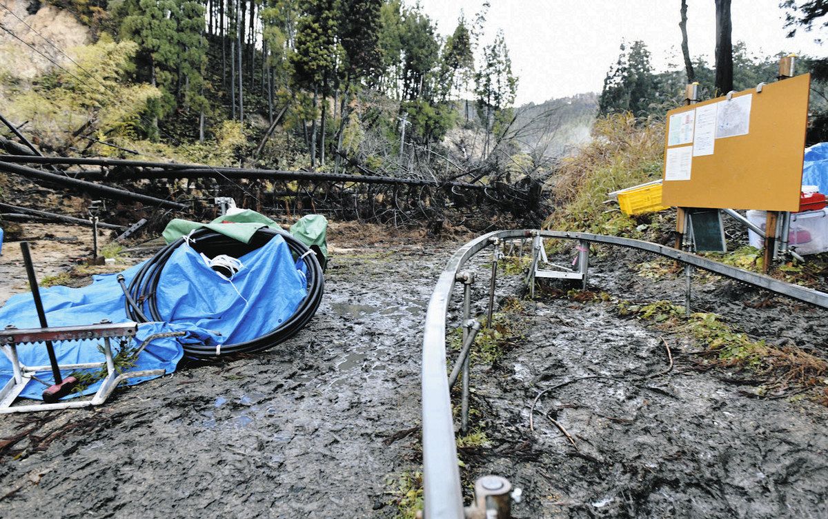 土砂崩れにより重機の搬入ができなくなっている現場近くの道路。現在は資機材を運ぶためのモノレールが敷かれている＝石川県珠洲市若山町で