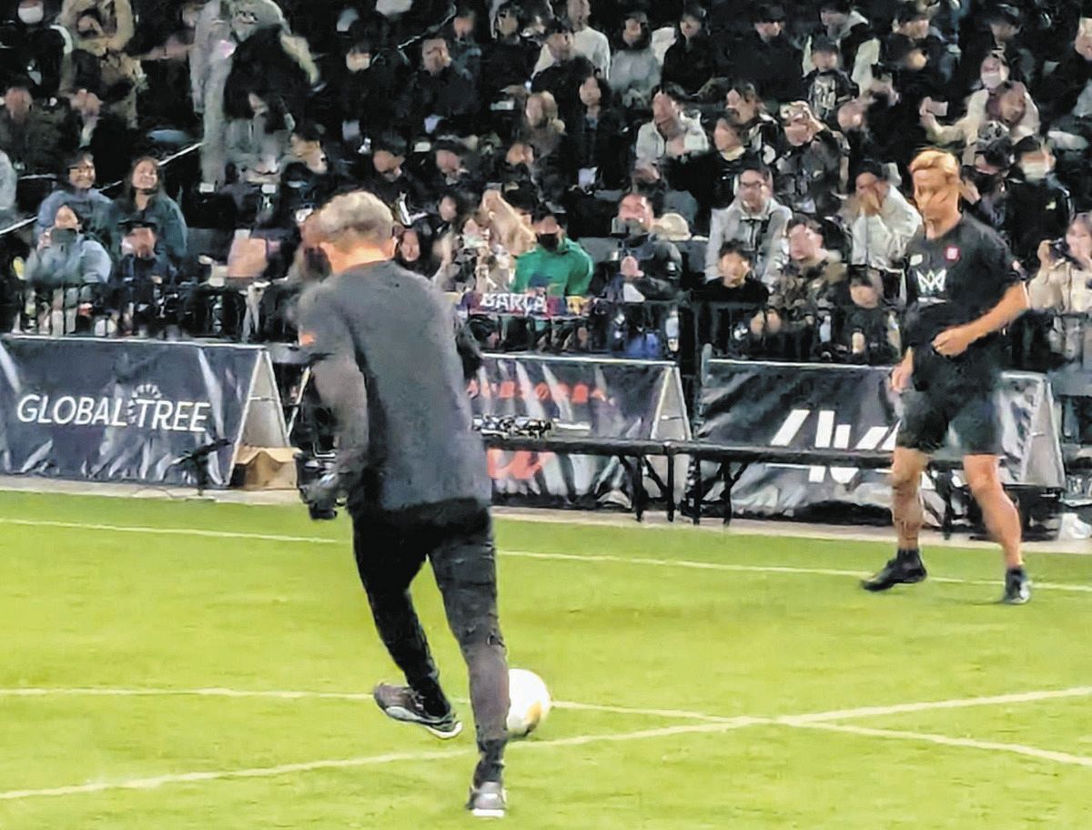 本田圭佑、三浦知良と初競演し小学生圧倒 『4v4』でガチンコ勝負、自身は日本代表監督への野望燃やす【サッカー】：中日スポーツ・東京中日スポーツ