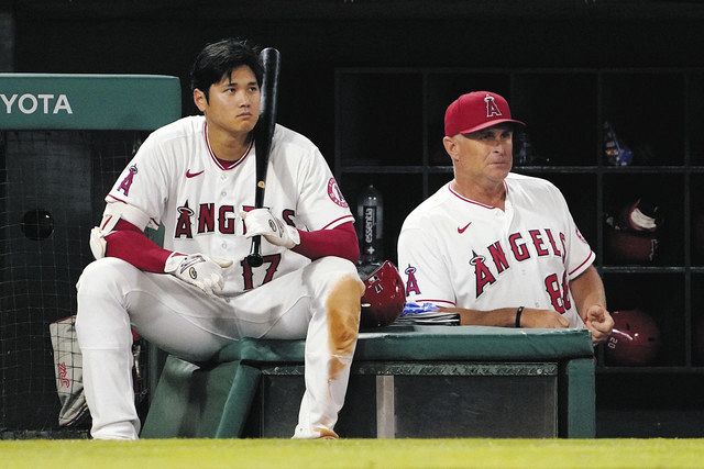 Mlb 大谷がウイニングボールをネビン監督代行に手渡す 僕の4勝目より 監督としての1勝目の方が価値もあると思う 中日スポーツ 東京中日スポーツ