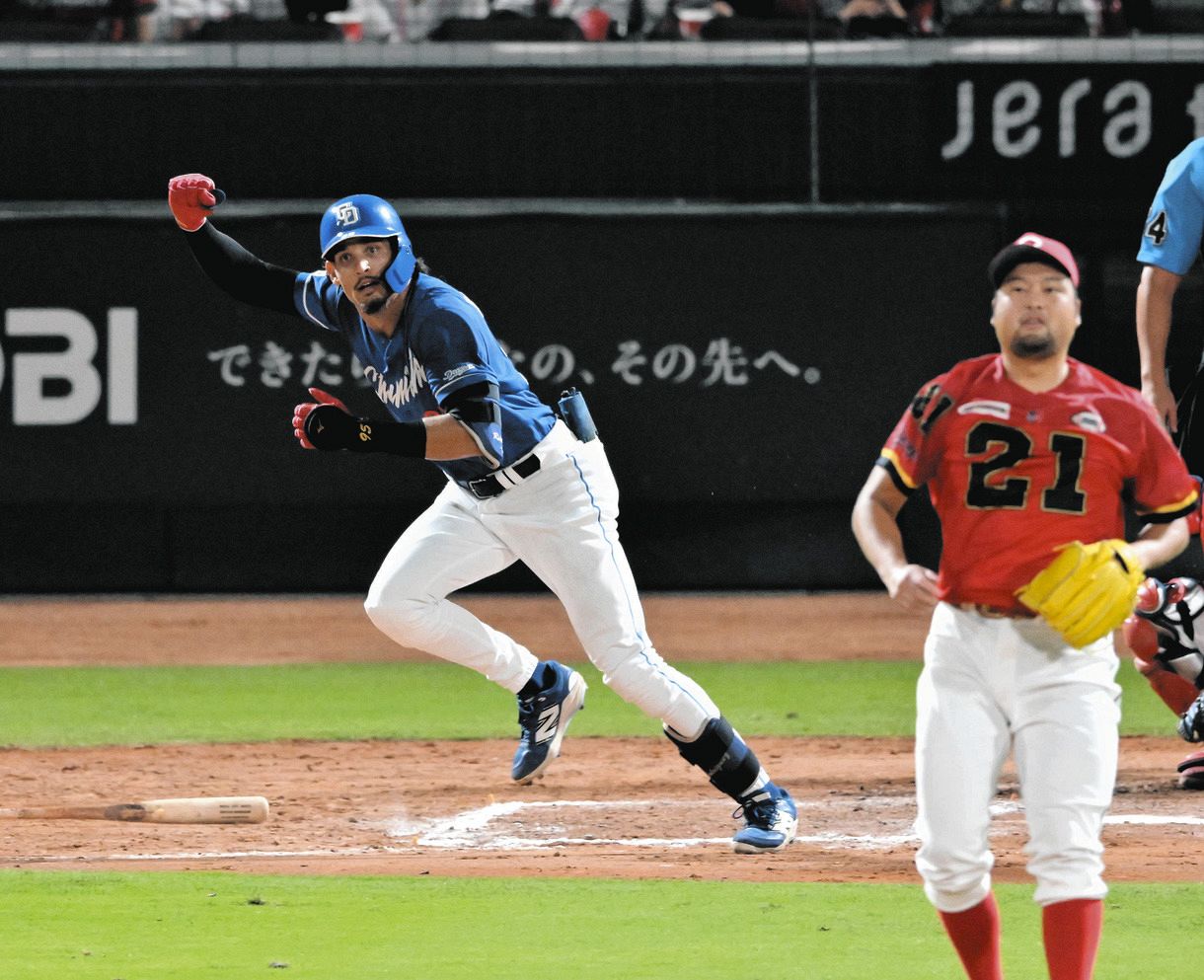 １１回表１死二、三塁、ロドリゲスが中前に勝ち越し打を放つ。投手中崎