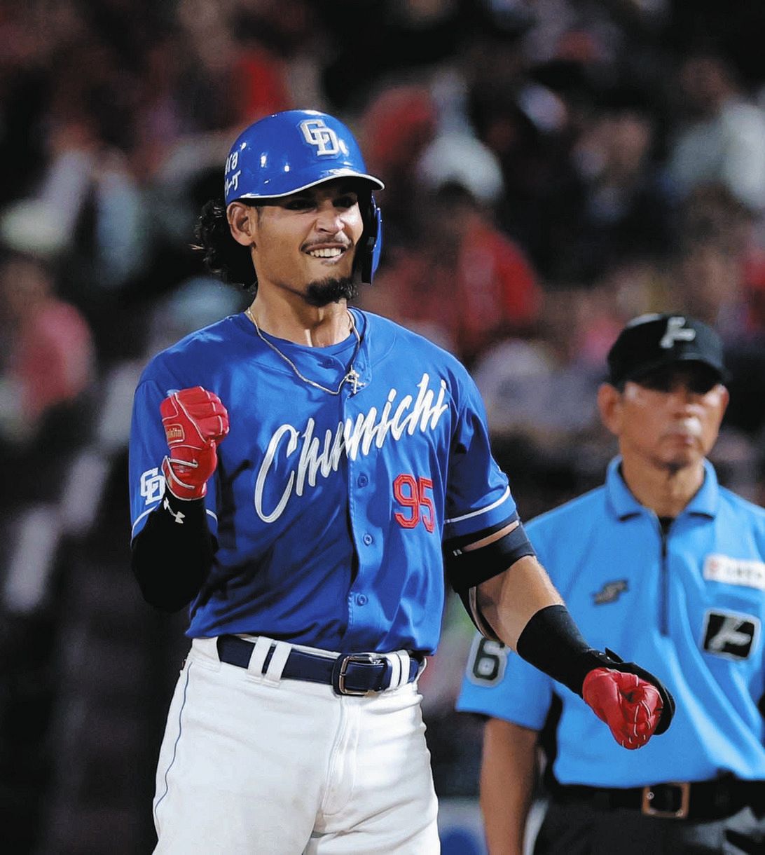 １１回表１死二、三塁、勝ち越し打を放ちガッツポーズするロドリゲス