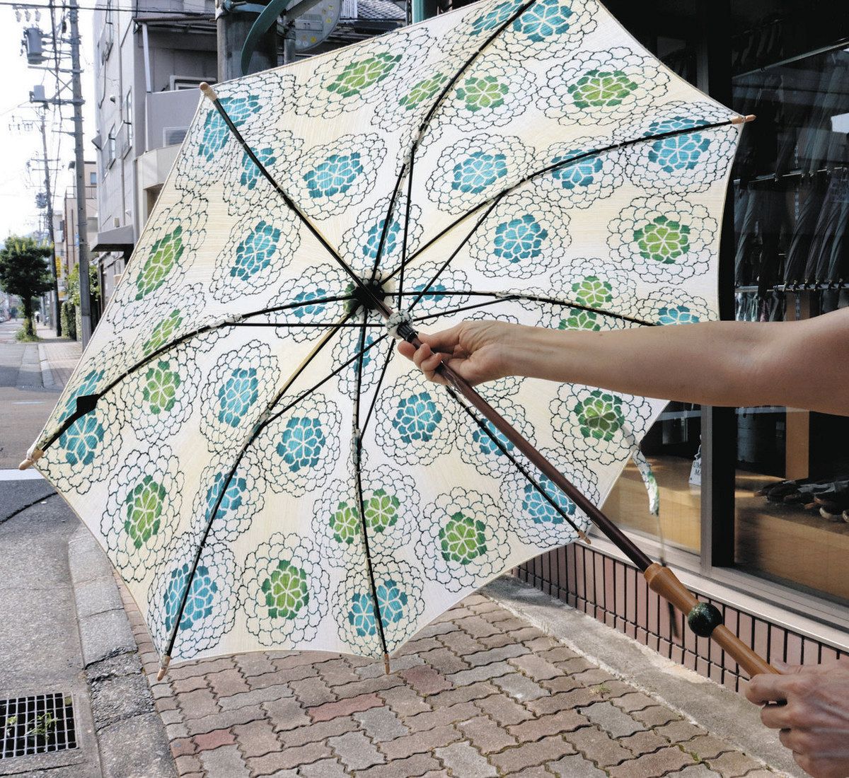 伝統工芸品や着物活用、一点物の日傘に 静岡市の老舗傘屋「藤田屋