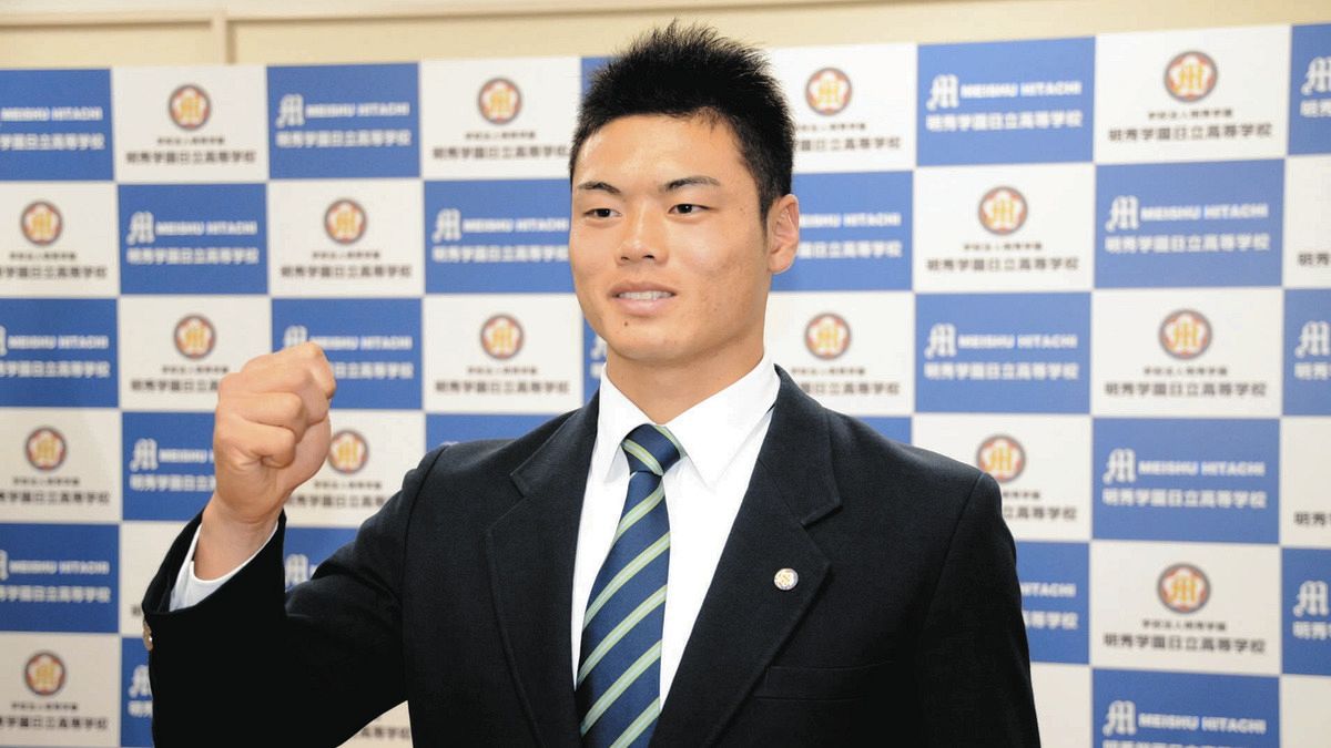 ◆ドラフトでDeNAから指名を受け、会見する細川【写真】
