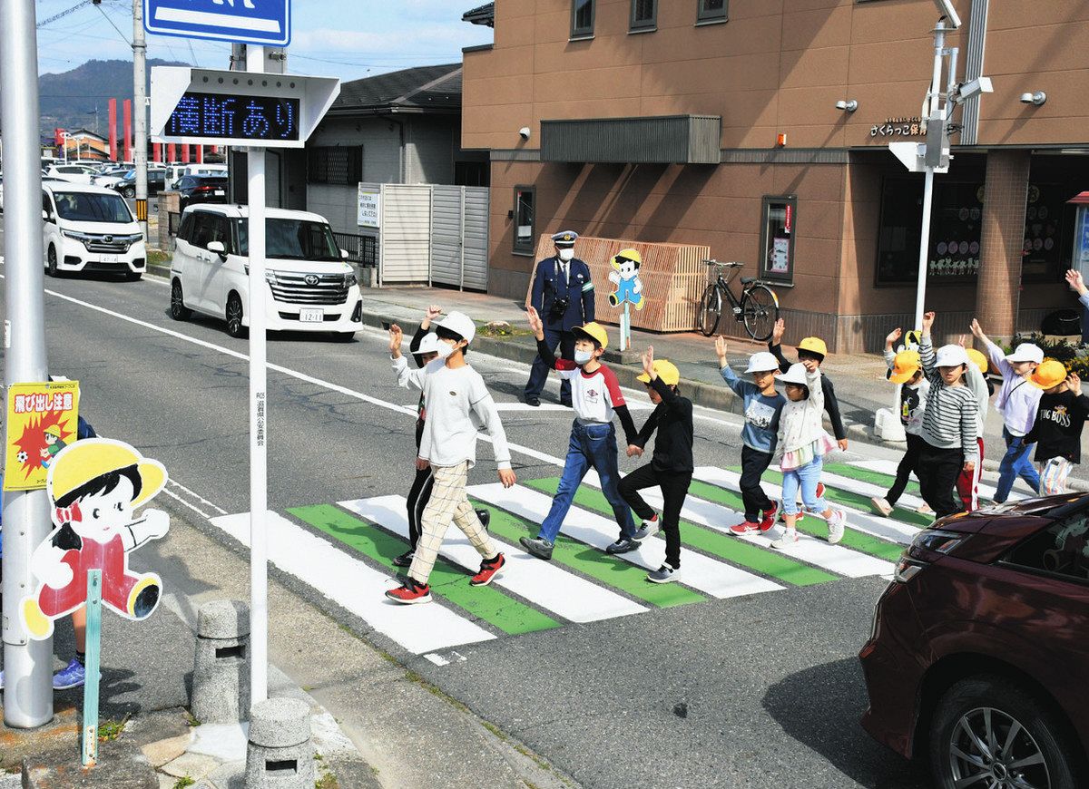 歩行者検知し「横断あり」点灯 近江八幡の保育園前に表示板：中日新聞Web