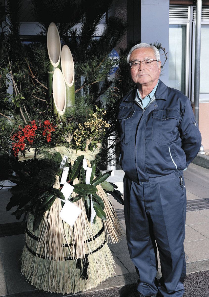 門松を寄贈した原さん＝飯田市役所で
