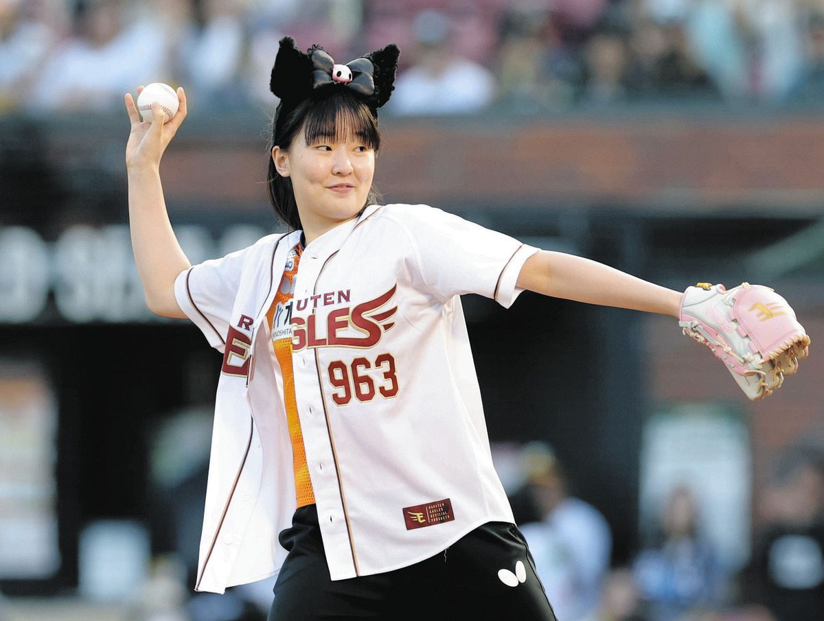 楽天】卓球日本代表・張本美和、『クロミ』のカチューシャつけて