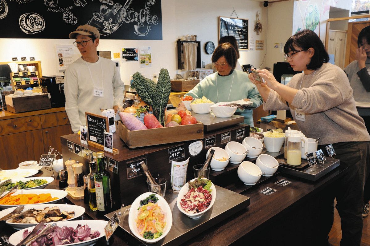 珍しい野菜を使った料理を確認する生産者ら＝豊丘村の道の駅南信州とよおかマルシェで
