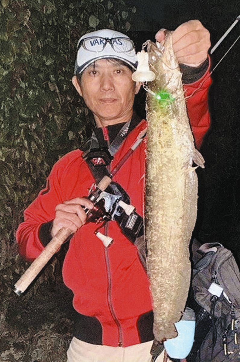 鎌田さんにヒットした５８センチの良型ナマズ

