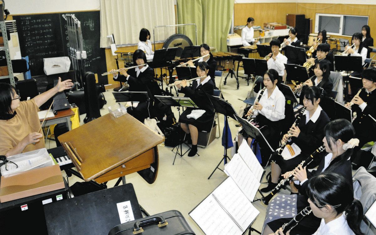 熱心に練習に励む生徒たち＝中津川市の中津高で
