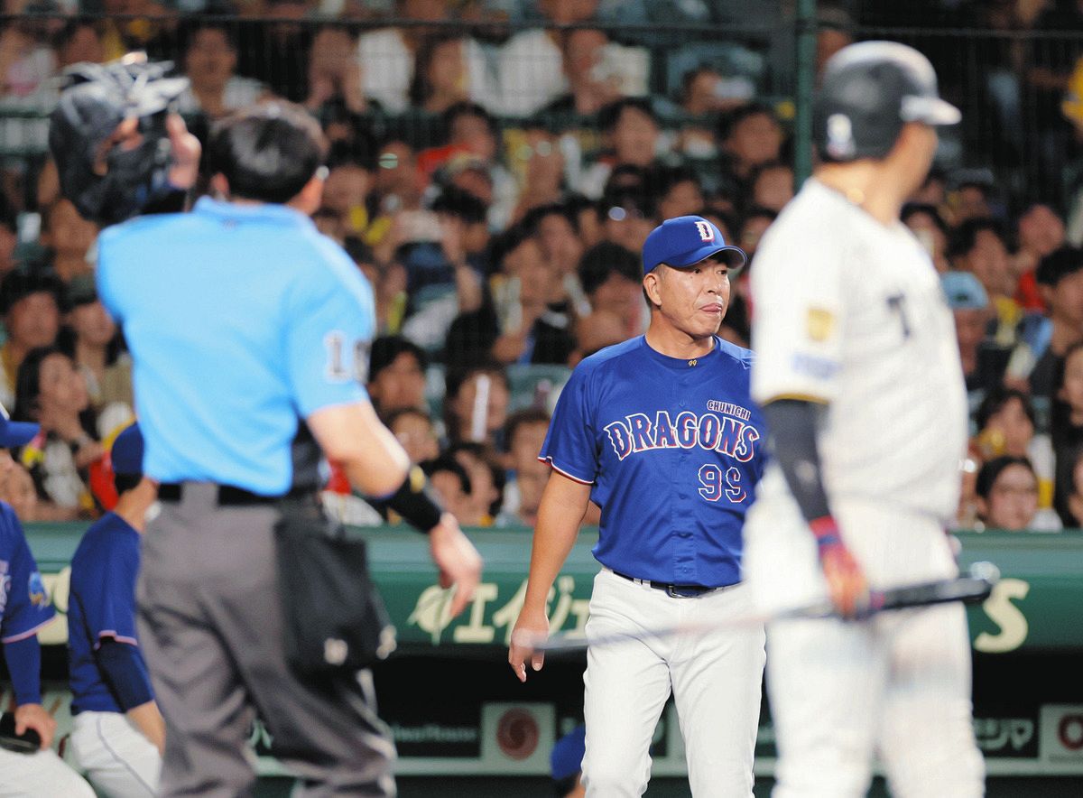 ９回裏、選手交代を告げる井上監督