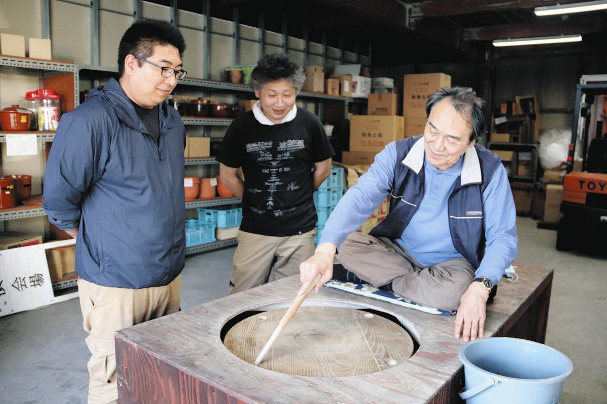 イベントで実演される手回しろくろ＝常滑市の常滑焼急須館で 