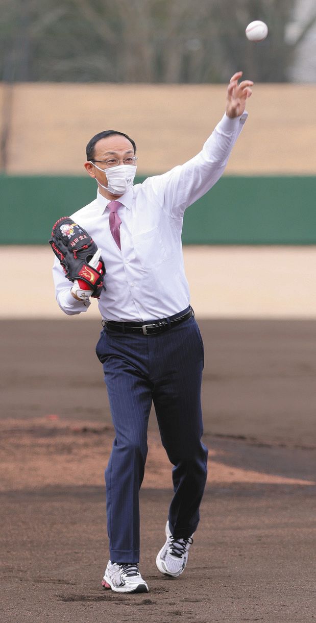 柳とキャッチボールする池田宜永・都城市長