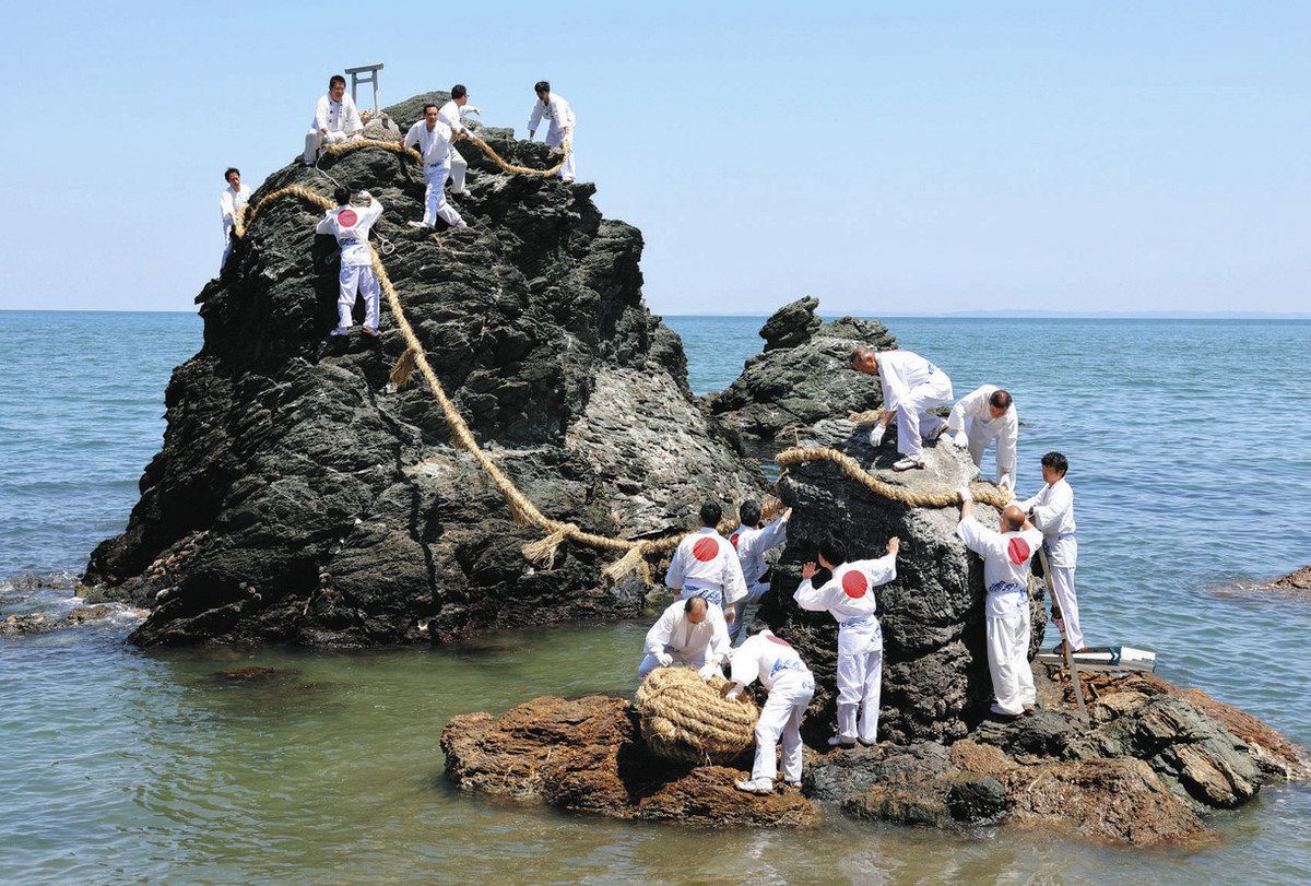 地域の平穏、長く続いて 伊勢・二見興玉神社で夫婦岩の大しめ縄
