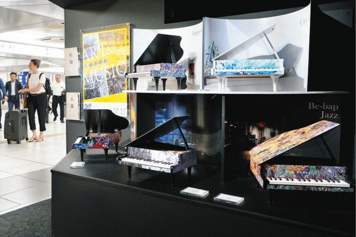 障害者アートで彩るミニピアノを浜松駅に展示
