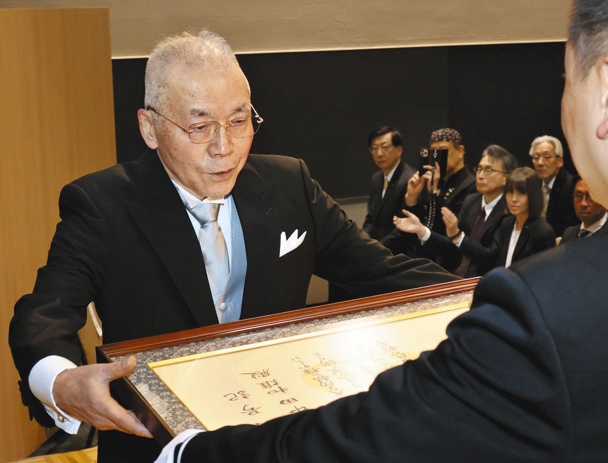 九谷焼で人間国宝認定 小松市が授与 中田さんに名誉市民章「独自の世界