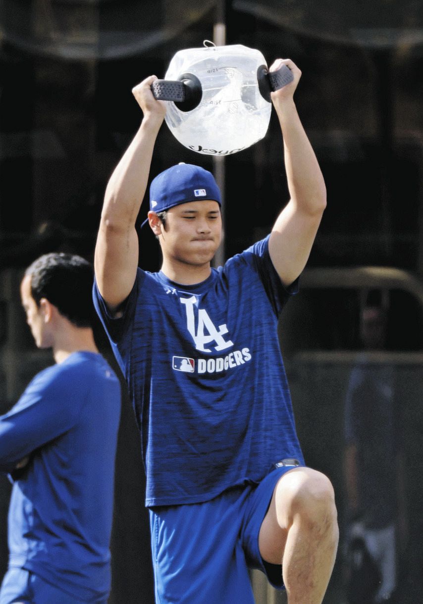 ◇大谷翔平、「アクアボール」でトレーニング【写真】：中日スポーツ 
