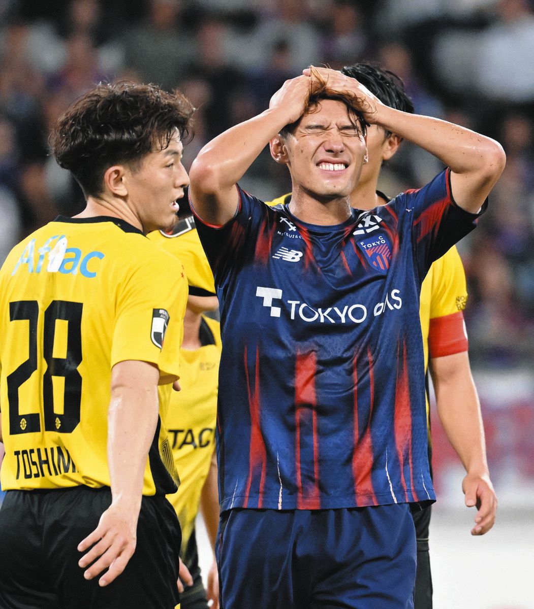 FC東京―柏　前半、ゴール前へ攻め込むも得点できず、悔しそうな表情のFC東京・佐藤（右）