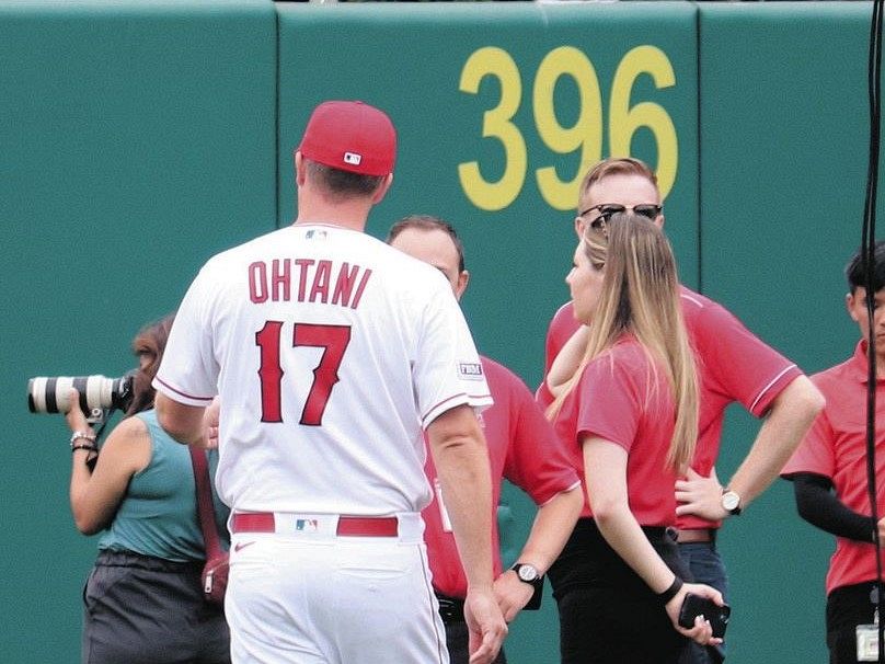 大谷翔平の〝影武者〟が出現…エンゼルス来季カレンダーの集合写真撮影