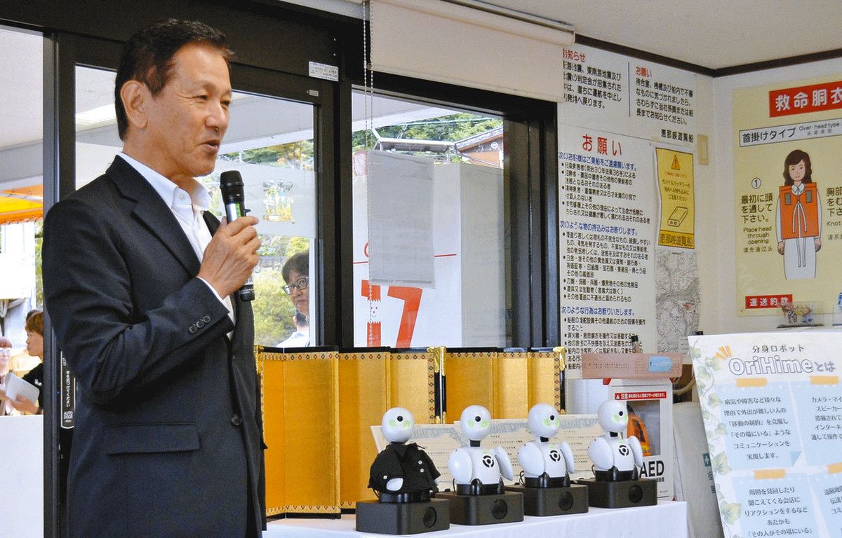 実証実験の開始日、オリヒメと並んで今後の期待などを話す小坂市長＝恵那市大井町で