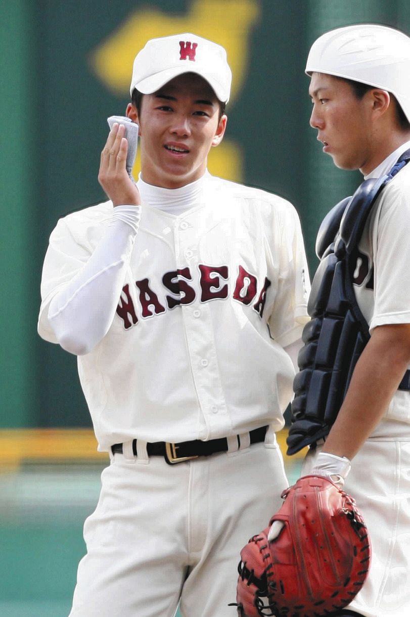 第８８回高校野球選手権大会の決勝でハンカチで顔を拭く斎藤佑樹