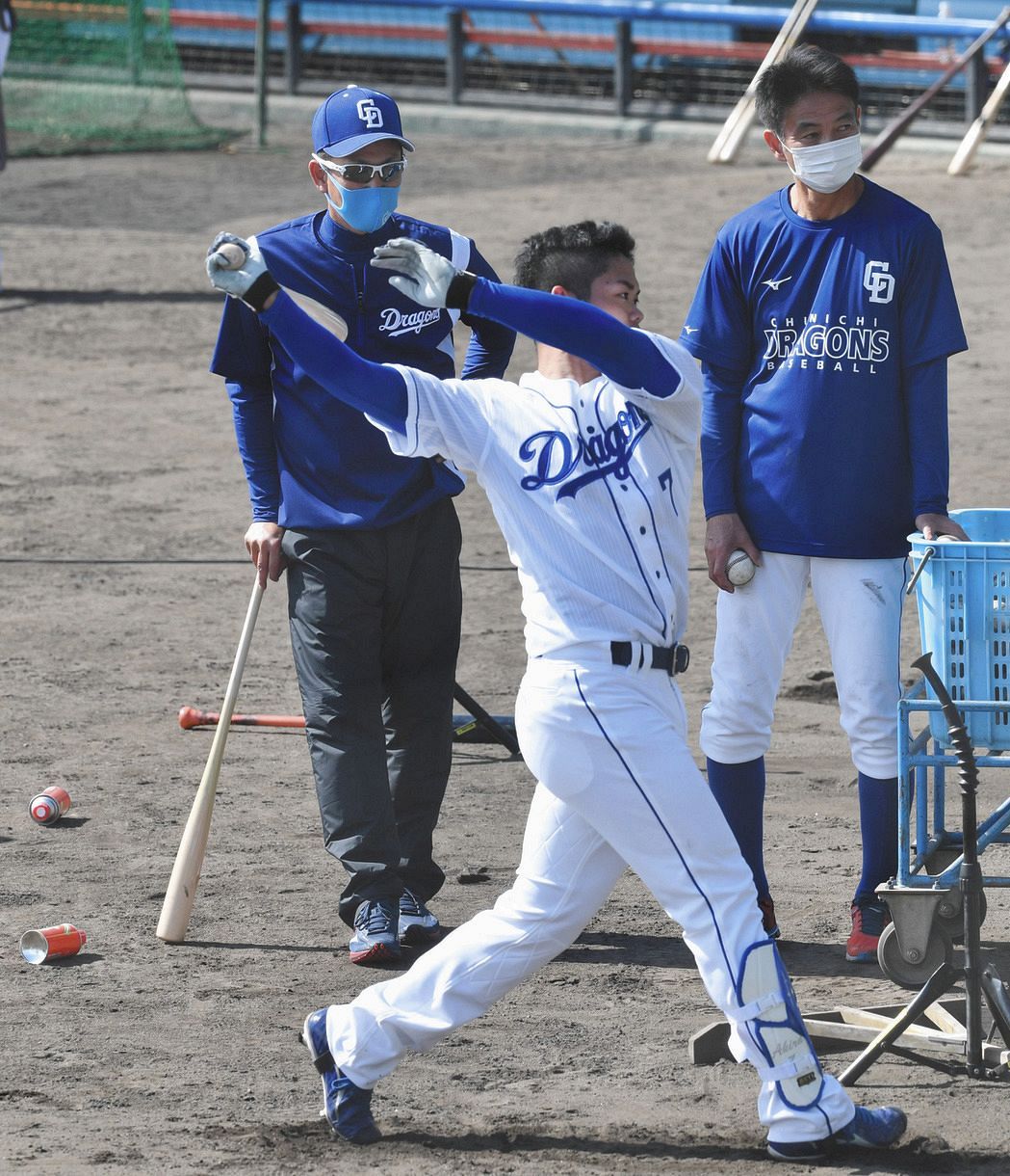 中日・根尾（手前）の打撃練習を見守る立浪臨時コーチ（左）