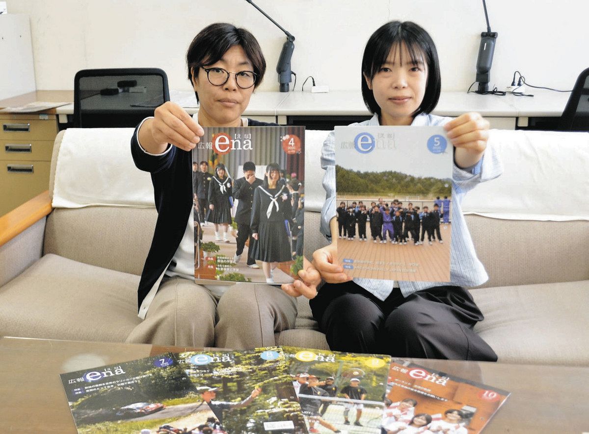 ポッドキャストで配信する広報えなと担当者＝恵那市役所で