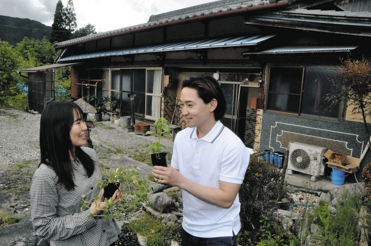古民家でシェアハウスをしながら地域おこし協力隊の活動をする原田さん（左）と山本さん＝中津川市加子母で
