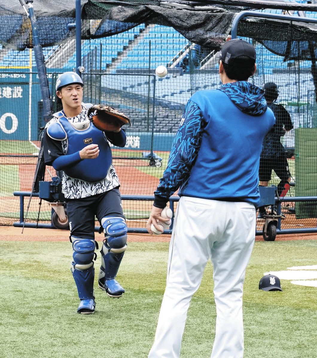 ホンダとの練習試合前に調整に励むDeNA・松尾（左）