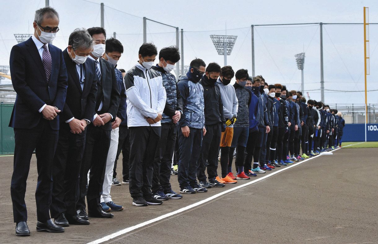 大阪市此花区のオセアンバファローズスタジアムから神戸方向に向かって黙とうをささげるオリックスの選手ら