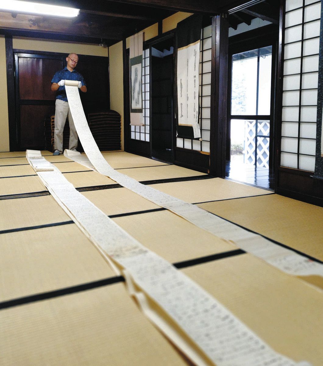 1本の長さが30メートルほどある手紙の巻物＝塩尻市の塩尻短歌館で（塩尻短歌館提供）