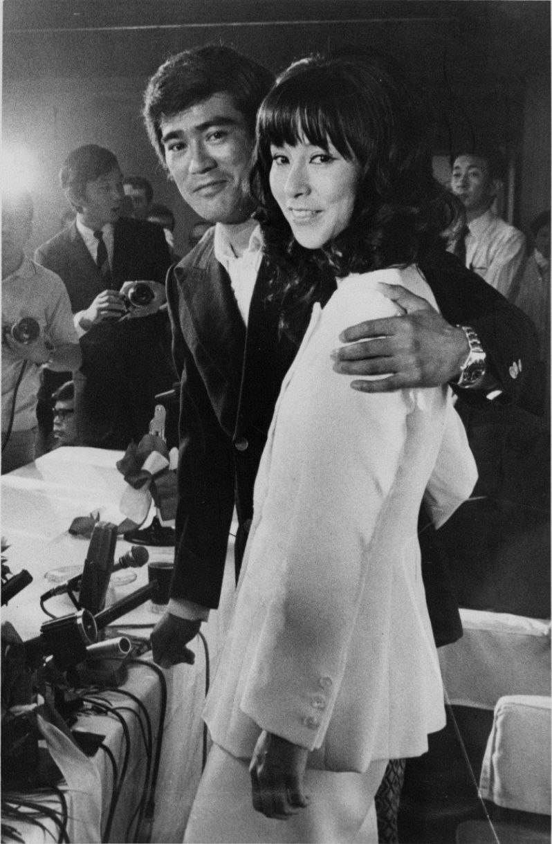 婚約発表する千葉真一さんと野際陽子さん＝1972年