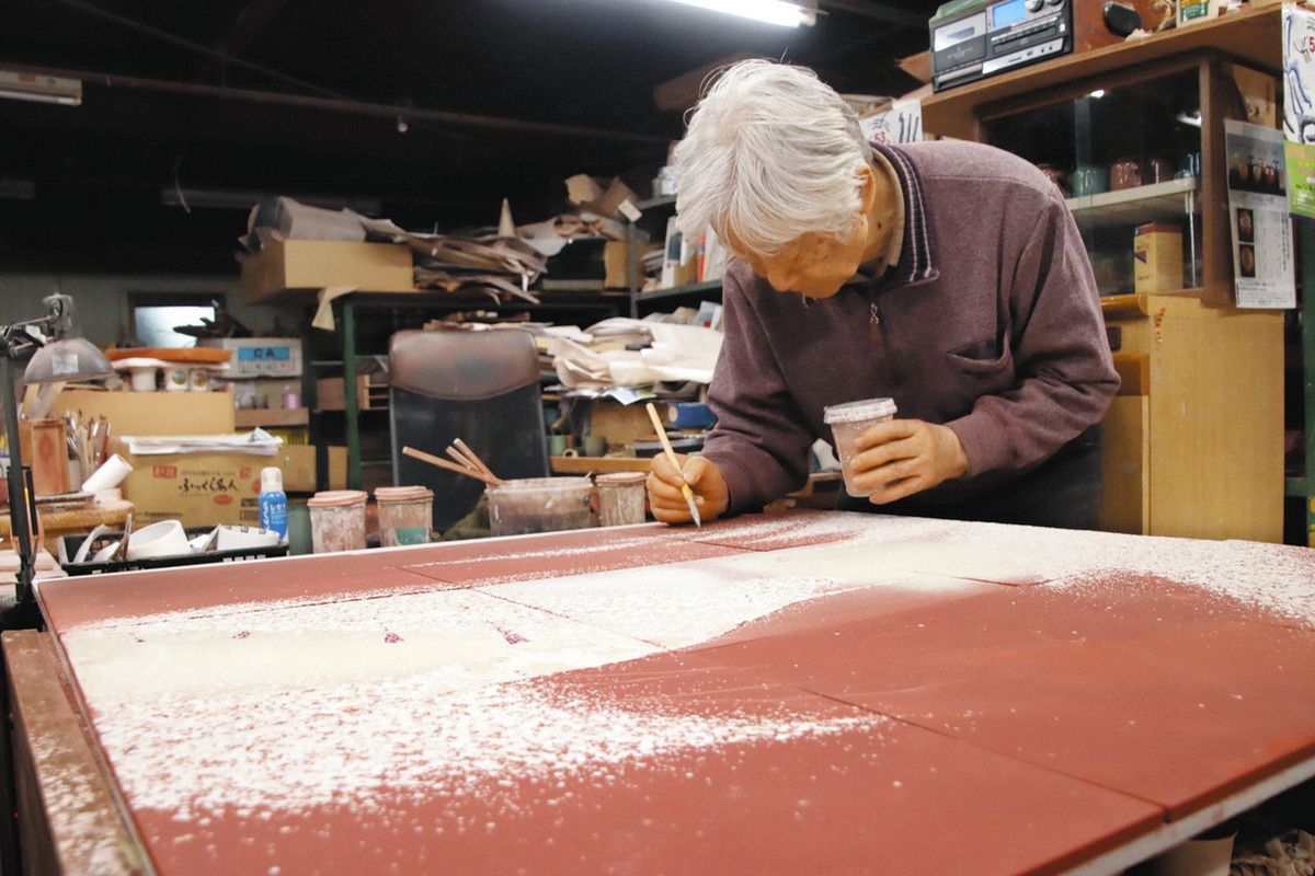 全国の桜名所を布引焼陶画に 東近江の小嶋さん、個展開催へ：中日新聞Web