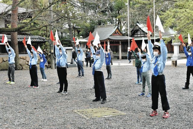 元気よく手旗信号 敦賀海洋少年団が新春初訓練：中日新聞Web