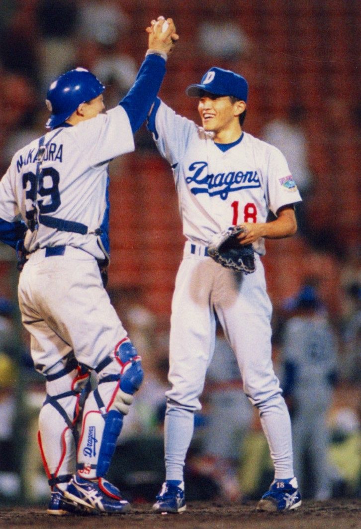1998年7月19日、捕手・中村武志（左）とハイタッチで勝利を喜ぶ前田幸長＝甲子園で